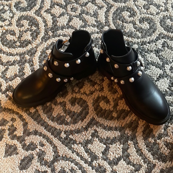 Black cut out booties with straps - Picture 3 of 9